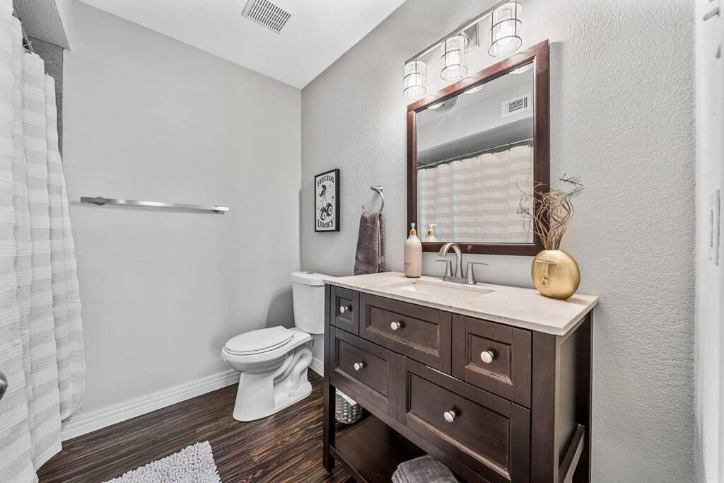 Luxe Condo In City Center Уако Екстериор снимка